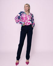 Load image into Gallery viewer, Fuchsia Blouse Print met V-hals van de Soft Collectie Chastar. Viscose Blouse Circle Fuchsia is een frisse en moderne top met cirkels van een zachte stof. De blouse heeft smok schouders, elastiek in de mouwen en is verkrijgbaar in combinatiematen. Viscose Blouse Circle is verkrijgbaar in verschillende kleuren: blauw, groen, fuchsia.