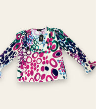 Load image into Gallery viewer, Fuchsia Blouse Print met V-hals van de Soft Collectie Chastar. Viscose Blouse Circle Fuchsia is een frisse en moderne top met cirkels van een zachte stof. De blouse heeft smok schouders, elastiek in de mouwen en is verkrijgbaar in combinatiematen. Viscose Blouse Circle is verkrijgbaar in verschillende kleuren: blauw, groen, fuchsia.