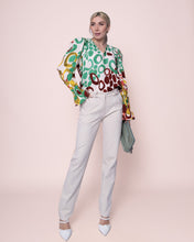 Load image into Gallery viewer, Groene Blouse Print met V-hals van de Soft Collectie Chastar. Viscose Blouse Circle Green is een frisse en moderne top met cirkels van een zachte stof. De blouse heeft smok schouders, elastiek in de mouwen en is verkrijgbaar in combinatiematen. Viscose Blouse Circle is verkrijgbaar in verschillende kleuren: blauw, groen, fuchsia.
