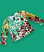 Load image into Gallery viewer, Groene Blouse Print met V-hals van de Soft Collectie Chastar. Viscose Blouse Circle Green is een frisse en moderne top met cirkels van een zachte stof. De blouse heeft smok schouders, elastiek in de mouwen en is verkrijgbaar in combinatiematen. Viscose Blouse Circle is verkrijgbaar in verschillende kleuren: blauw, groen, fuchsia.