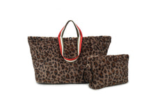 Load image into Gallery viewer, Weekend Tas Cape Town Faux Fur Leopard. Extra ruime tas inclusief clutch voor strand, boodschappen of reizen. Lichtgewicht, ritssluiting en sterke handgrepen. Tas Cape Town in Faux Fur uitvoering met luipaard print. De tas heeft een felroze binnenvoering, een groot hoofdvak met aan de binnenzijde een ritsvakje.