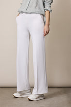 Afbeelding in Gallery-weergave laden, Witte Broek, Corel Broek Lily Uni Sport White. Deze Corel broek wordt gekenmerkt door het sportieve model. Door de tijdloze pasvorm kan je de Lily zowel stoer als chique dragen. De broek heeft een elastische tailleband en wijde rechte pijpen. De kwaliteit is een comfortabele, middelzware stretchy materialenmix.