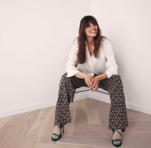 Load image into Gallery viewer, Wijde Broek met rechte pijp van Corel, Lily Wide Peacock met oog voor detail, een jacquard gebreide peacock dessin in warme tinten. Broek met dé perfecte en zeer mooie vrouwelijke pasvorm. In deze broek heeft namelijk écht iedereen mooie billen. Deze broeken zijn ideaal voor de langere dames, maar zijn ook gemakkelijk korter te maken.