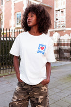 Afbeelding in Gallery-weergave laden, T-shirt Bonjour is een zomers shirt van 100% katoen dat heerlijk zacht en ademend aanvoelt. Het shirt heeft een ronde hals en korte mouwen, en is voorzien van een kleurrijke opdruk met de tekst ‘Bonjour mon amour’. Een speels en stijlvol item dat perfect is voor een frisse, casual look op zonnige dagen.