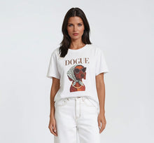 Load image into Gallery viewer, T-shirt Dogue is een zomers shirt van 100% katoen dat heerlijk luchtig en comfortabel draagt. Het model heeft een klassieke ronde hals en korte mouwen, afgewerkt met een kleurrijke print die zorgt voor een speelse en frisse uitstraling. Perfect te combineren voor een casual, zonnige look.