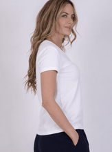 Afbeelding in Gallery-weergave laden, Ademend en comfortabel, perfect voor dagelijks gebruik en ideaal als basis onder een vest, blazer of knit. T-shirt Berlin is een veelzijdig T-shirt met korte mouwen en is verkrijgbaar in verschillende kleuren.