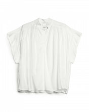 Load image into Gallery viewer, Witte Top Cecilia van de Moment Amsterdam Collectie is een top met een V-hals en een kapmouw. Deze katoenen blouse top heeft subtiele plooitjes en valt ruim.