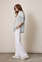 Afbeelding in Gallery-weergave laden, Witte Broek, Corel Broek Lily Uni Sport White. Deze Corel broek wordt gekenmerkt door het sportieve model. Door de tijdloze pasvorm kan je de Lily zowel stoer als chique dragen. De broek heeft een elastische tailleband en wijde rechte pijpen. De kwaliteit is een comfortabele, middelzware stretchy materialenmix.