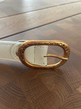 Afbeelding in Gallery-weergave laden, Witte Riem Stien is een mooie basis riem, vervaardigd van hoogwaardig leer met goudkleurige bewerkte gesp. De riem is eventueel gemakkelijk in te korten door middel van een schroef kop. Deze riem is verkrijgbaar in verschillende kleuren: Zwart, wit.