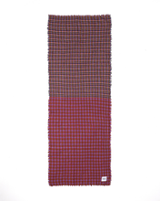 Afbeelding in Gallery-weergave laden, Sjaal Cape town is een zachte wollen sjaal met een tweekleurig ruitpatroon en franjeranden. Deze sjaal is van de Moment in May Collectie, heeft een geborstelde textuur en een klassieke franjeafwerking.