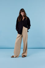 Afbeelding in Gallery-weergave laden, Zandkleurige Broek, Nola Wide Pants Uni Desert van de Corel Collectie. Broek Nola heeft een elastische doorgestikte tailleband met wijde, rechte pijpen voor een nonchalante look. Deze broek is gemaakt van een luxe twill kwaliteit in tencel, linnen met een weinig stretch.