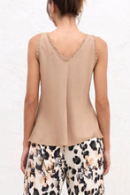 Load image into Gallery viewer, Camel kleurige Top Seta, klokkend model in een mooie gladde stof. De Ideale top met V-hals en ruches, die gemakkelijk te combineren is. In verschillende kleuren verkrijgbaar.