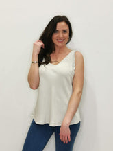 Afbeelding in Gallery-weergave laden, Offwhite Top Seta, klokkend model in een mooie stof. De Ideale top met V-hals en ruches, die gemakkelijk te combineren is. In verschillende kleuren verkrijgbaar