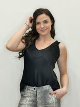 Afbeelding in Gallery-weergave laden, Zwarte Zijden Top van Chastar
