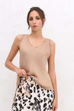 Load image into Gallery viewer, Camel kleurige Top Seta, klokkend model in een mooie gladde stof. De Ideale top met V-hals en ruches, die gemakkelijk te combineren is. In verschillende kleuren verkrijgbaar.
