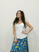 Afbeelding in Gallery-weergave laden, Witte Top Seta is een klokkend model in een mooie stof. De Ideale top met V-hals en ruches, die gemakkelijk te combineren is.