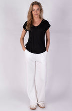 Afbeelding in Gallery-weergave laden, Linnen T-shirt met Diepe V-Hals – Relaxte Pasvorm & Luchtig Comfort van The Clothed Collectie. Een comfortabel T-shirt met een diepe V-hals en relaxte pasvorm. Gemaakt van hoogwaardig, ademend linnen – perfect voor zomerse dagen