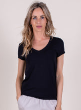 Load image into Gallery viewer, Ademend en comfortabel, perfect voor dagelijks gebruik en ideaal als basis onder een vest, blazer of knit. T-shirt Berlin is een veelzijdig T-shirt met korte mouwen en is verkrijgbaar in verschillende kleuren.