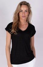 Afbeelding in Gallery-weergave laden, Zwart Linnen T-shirt met Diepe V-Hals – Relaxte Pasvorm & Luchtig Comfort van The Clothed Collectie. Een comfortabel T-shirt met een diepe V-hals en relaxte pasvorm. Gemaakt van hoogwaardig, ademend linnen – perfect voor zomerse dagen