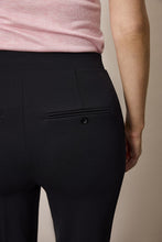 Load image into Gallery viewer, Zwarte Broek, Corel Broek Lily Uni Sport Black. Deze Corel broek wordt gekenmerkt door het sportieve model. Door de tijdloze pasvorm kan je de Lily zowel stoer als chique dragen. De broek heeft een elastische tailleband en wijde rechte pijpen. De kwaliteit is een comfortabele, middelzware stretchy materialenmix.