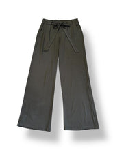 Afbeelding in Gallery-weergave laden, Zwarte Broek Kiki van Chastar is een super comfortabele, zachte en stijlvolle broek van tricot. Is gemakkelijk te combineren, biedt vele mogelijkheden.