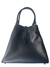 Afbeelding in Gallery-weergave laden, Zwarte Tas Hanna is een stijlvolle lederen handtas met afneembaar hengsel, waardoor de tas ook als crossbody gedragen kan worden. De tas heeft als mooi detail, dat deze gesloten wordt met een lus door het H-teken. Tas Hanna is verkrijgbaar in verschillende kleuren: Zwart, Blauw. Deze tas is een ware klassieker en mag niet ontbreken in de tassencollectie van de zelfbewuste vrouw.