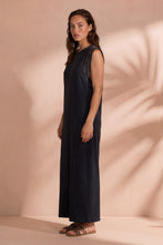 Afbeelding in Gallery-weergave laden, Casual mouwloze jurk, afgewerkt met subtiele studs op de schouders voor een verfijnde en moderne uitstraling. De luchtige stof en comfortabele pasvorm maken deze jurk perfect voor zowel casual als geklede looks.