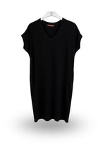 Afbeelding in Gallery-weergave laden, Zwarte Jurk van Mooij is een recht model jurk. Een jurk die goed valt door een zwaardere kwaliteit stof. Jurk met V-hals, korte mouwen en steekzakken.