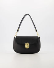 Load image into Gallery viewer, Zwarte Tas Marissa is een leren handtas die ook gedragen kan worden als crossbody tas door middel van een verstelbaar hengsel, welke afneembaar is. De tas heeft een hoofdvak met een klein ritsvak. De tas wordt gesloten door door middel van een rits en aan de voorzijde zit een draaisluiting. Tas Marissa is verkrijgbaar in verschillende kleuren: Zwart, Bordeaux.