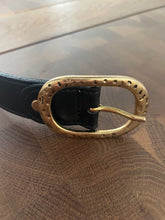 Afbeelding in Gallery-weergave laden, Zwarte Riem Stien is een mooie basis riem, vervaardigd van hoogwaardig leer met goudkleurige bewerkte gesp. De riem is eventueel gemakkelijk in te korten door middel van een schroef kop. Deze riem is verkrijgbaar in verschillende kleuren: Zwart, wit.