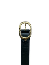 Afbeelding in Gallery-weergave laden, Zwarte Riem Stien is een mooie basis riem, vervaardigd van hoogwaardig leer met goudkleurige bewerkte gesp. De riem is eventueel gemakkelijk in te korten door middel van een schroef kop. Deze riem is verkrijgbaar in verschillende kleuren: Zwart, wit.