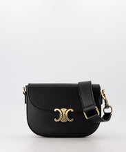 Afbeelding in Gallery-weergave laden, Zwarte Tas Favi is een stijlvol lederen crossbody tas gemaakt van generfd leer, luxe leersoort. De tas wordt geleverd met een breed afneembaar lederen hengsel. Tas Favi heeft een hoofdvak met aan de binnenzijde een ritsvak. Tas Favi, verkrijgbaar in verschillende kleuren Zwart, Goud. Prachtige Tas met luxe uitstraling.