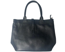 Afbeelding in Gallery-weergave laden, Zwarte Tas Hanna is een stijlvolle lederen handtas met afneembaar hengsel, waardoor de tas ook als crossbody gedragen kan worden. De tas heeft als mooi detail, dat deze gesloten wordt met een lus door het H-teken en kan ook met de zijkanten vastgezet worden zodat de tas een andere look krijgt. Tas Hanna is verkrijgbaar in verschillende kleuren: Zwart, Blauw.
Deze tas is een ware klassieker en mag niet ontbreken in de tassencollectie van de zelfbewuste vrouw. Afmeting tas is ca. 38cm x 29cm x 14cm.