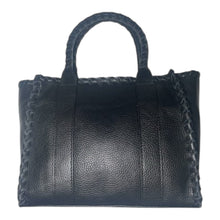 Load image into Gallery viewer, Zwarte Tas met luxe vlechtwerk, type Tote Bag is een stijlvolle lederen handtas met afneembaar en verstelbaar hengsel, waardoor de tas ook als crossbody gedragen kan worden. Afmeting tas is ca. 26cm x 21cm x 10cm. Deze tas is een ware eyecatcher.