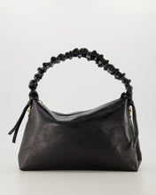 Afbeelding in Gallery-weergave laden, Zwarte Lederen handtas met een gerimpeld handvat als mooi detail, in een metallic uitvoering. De tas heeft een hoofdvak met ritssluiting en aan de binnenzijde een ritsvakje. Tas Raina is verkrijgbaar in verschillende kleuren: Metallic Zwart, Metallic Zilver en heeft een afmeting van : 28cm x 17cm x 8cm.