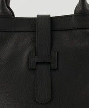 Afbeelding in Gallery-weergave laden, Zwarte Tas helia-classic-grain-schoudertas zwart-d28