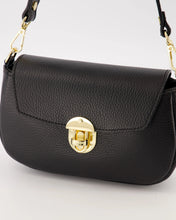 Load image into Gallery viewer, Zwarte Tas Marissa is een leren handtas die ook gedragen kan worden als crossbody tas door middel van een verstelbaar hengsel, welke afneembaar is. De tas heeft een hoofdvak met een klein ritsvak. De tas wordt gesloten door door middel van een rits en aan de voorzijde zit een draaisluiting. Tas Marissa is verkrijgbaar in verschillende kleuren: Zwart, Bordeaux.
