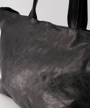 Afbeelding in Gallery-weergave laden, Zwarte Tas, grote lederen schoudertas met ritssluiting. Tas Tropez, model 'big shopper' of weekendtas, is een metallic uitvoering. De tas heeft een groot hoofdvak met aan de binnenzijde een ritsvakje en is verkrijgbaar in verschillende uitvoeringen: Metallic Fuchsia, Metallic Zwart, Pressed Suède Leopard.