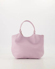 Afbeelding in Gallery-weergave laden, Tas Baby Lou is een praktische en elegante handtas met magneetsluiting. Tas heeft een afneembaar en verstelbaar hengsel, waardoor deze tas zowel als handtas als crossbody gedragen kan worden. Deze tas is vervaardigd van hoogwaardig leer en is ideaal voor dagelijks gebruik.
Tas Baby Lou is verkrijgbaar in verschillende kleuren: Ecru, Geel, Lila, Jeansblauw suède, Luipaard suède. Afmeting : 16cm x 17cm x 10cm