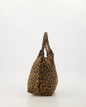 Afbeelding in Gallery-weergave laden, Tas Baby Lou is een praktische en elegante handtas met een afneembaar en verstelbaar hengsel, waardoor deze tas zowel als handtas als crossbody gedragen kan worden. Deze tas is vervaardigd van hoogwaardig leer en is ideaal voor dagelijks gebruik. Tas Baby Lou is verkrijgbaar in verschillende kleuren: Ecru, Geel, Lila, Jeansblauw suède, Luipaard suède.
Afmeting : 16cm x 17cm x 10cm