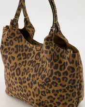 Afbeelding in Gallery-weergave laden, Tas Baby Lou is een praktische en elegante handtas met een afneembaar en verstelbaar hengsel, waardoor deze tas zowel als handtas als crossbody gedragen kan worden. Deze tas is vervaardigd van hoogwaardig leer en is ideaal voor dagelijks gebruik. Tas Baby Lou is verkrijgbaar in verschillende kleuren: Ecru, Geel, Lila, Jeansblauw suède, Luipaard suède.
Afmeting : 16cm x 17cm x 10cm
