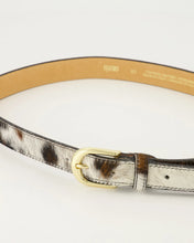 Load image into Gallery viewer, Riem Balou is gemaakt van 100% Italiaans leer en heeft een trendy koeienvacht met een goudkleurige gesp. De riem is gemakkelijk korter te maken door middel van een schroef.
Let wel! Het patroon op de riem kan afwijken van de afbeelding, gezien elke riem uniek is.