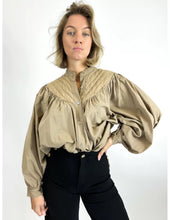 Load image into Gallery viewer, Deze oversized blouse is een heerlijk luchtige wijde blouse met lange mouwen, heeft op het voorpand en het achterpand een dubbel gestikt stuk in een punt, als leuk detail. Blouse is verkrijgbaar in verschillende kleuren: Brique, Army Green, Beige. Deze blousetops zijn mooi te combineren met een spijkerbroek/rok of een flared broek van Corel.