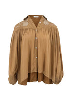 Afbeelding in Gallery-weergave laden, Blouse Luciana Romance in Brick heeft een kraagje, sluit met knoopjes, prachtige embroidery op de schouders, lurex garens, wijd model. Deze blouse is een absolute must-have voor je garderobe! Met zijn luchtige 100% viscose stof en prachtige bloemen embroidery op de schouders, straal je elegantie uit.