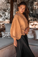 Afbeelding in Gallery-weergave laden, Blouse Luciana Romance in Brick heeft een kraagje, sluit met knoopjes, prachtige embroidery op de schouders, lurex garens, wijd model. Deze blouse is een absolute must-have voor je garderobe! Met zijn luchtige 100% viscose stof en prachtige bloemen embroidery op de schouders, straal je elegantie uit.