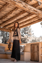 Load image into Gallery viewer, De Blouse Luciana Romance van ibzmode in Light taupe heeft een kraagje, sluit met knoopjes, prachtige embroidery op de schouders, lurex garens, wijd model. Deze blouse is een absolute must-have voor je garderobe! Met zijn luchtige 100% viscose stof en prachtige bloemen embroidery op de schouders, straal je elegantie uit.