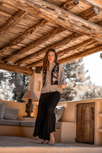 Load image into Gallery viewer, De Blouse Luciana Romance van ibzmode in Light taupe heeft een kraagje, sluit met knoopjes, prachtige embroidery op de schouders, lurex garens, wijd model. Deze blouse is een absolute must-have voor je garderobe! Met zijn luchtige 100% viscose stof en prachtige bloemen embroidery op de schouders, straal je elegantie uit.