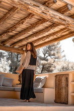 Load image into Gallery viewer, Blouse Luciana Romance van ibzmode in Light taupe heeft een kraagje, sluit met knoopjes, prachtige embroidery op de schouders, lurex garens, wijd model. Deze blouse is een absolute must-have voor je garderobe! Met zijn luchtige 100% viscose stof en prachtige bloemen embroidery op de schouders, straal je elegantie uit.