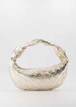 Afbeelding in Gallery-weergave laden, Lederen Handtas Botta Metallic Goud, Botta is een leren handtas gemaakt van metallic leer en is te sluiten met een ritssluiting. De tas kan ook gedragen worden als crossbodytas en wordt geleverd met een afneembaar en verstelbaar hengsel. Botta heeft een hoofdvak met aan de binnenzijde een ritsvakje. Botta Tas is verkrijgbaar in verschillende kleuren: Suede Zwart, Suede Zand, Metallic Goud, Metallic Zilver.