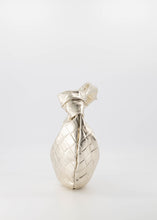 Afbeelding in Gallery-weergave laden, Lederen Handtas Botta Metallic Goud, Botta is een leren handtas gemaakt van metallic leer en is te sluiten met een ritssluiting. De tas kan ook gedragen worden als crossbodytas en wordt geleverd met een afneembaar en verstelbaar hengsel. Botta heeft een hoofdvak met aan de binnenzijde een ritsvakje. Botta Tas is verkrijgbaar in verschillende kleuren: Suede Zwart, Suede Zand, Metallic Goud, Metallic Zilver.